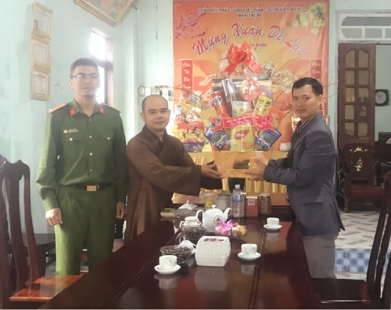 Thăm tặng quà tết các cơ sở tôn giáo trên địa bàn xã Dliê Yang